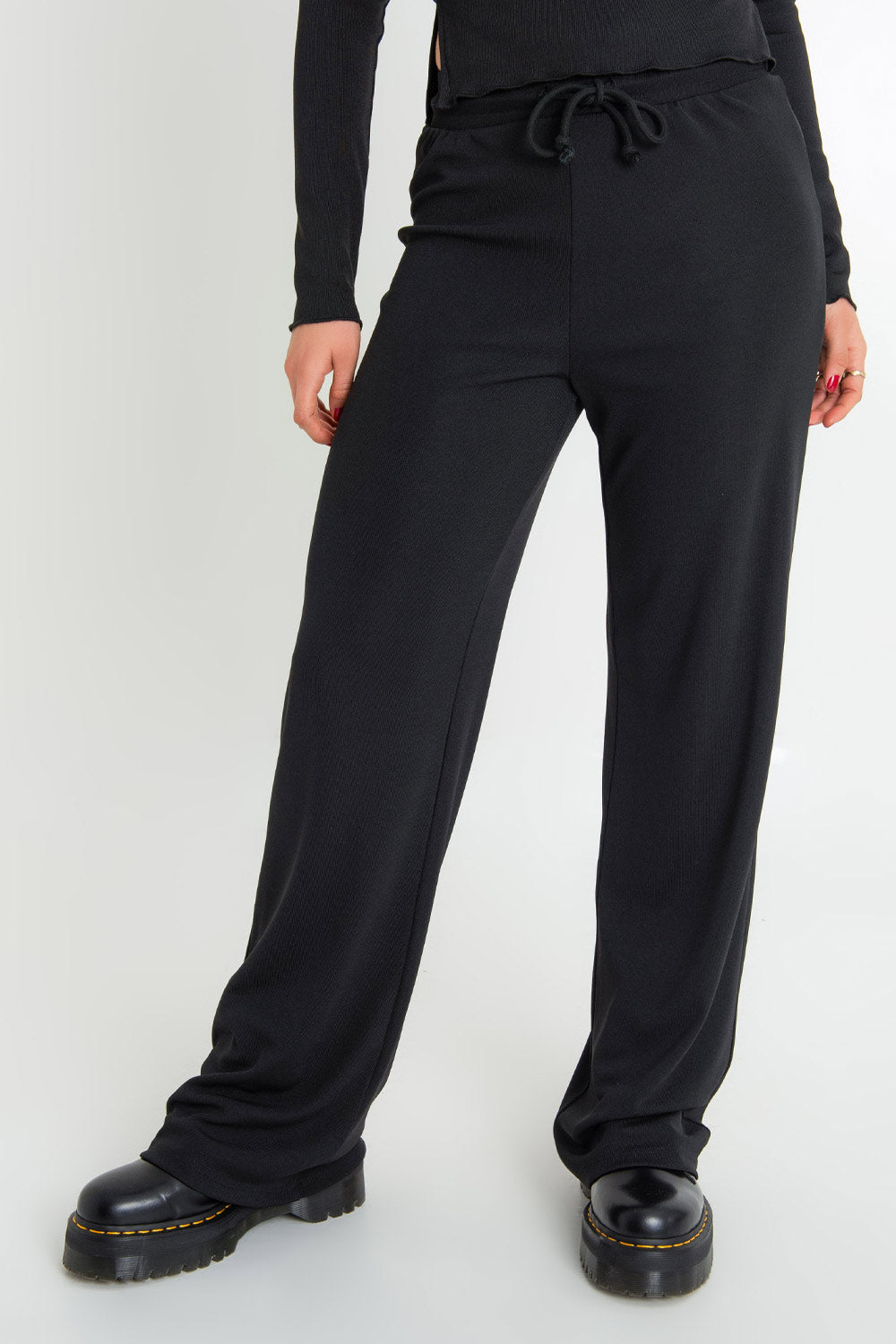 Pantalón de fit wide leg, cintura alta con pretina elástica y jareta frontal ajustable.