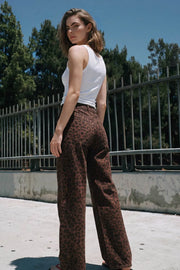 Pantalón de denim, estampado animal, fit wide leg, cintura alta con pretina y trabillas, bolsillos delanteros y traseros de parche. Cierre frontal con botón y cremallera oculta.