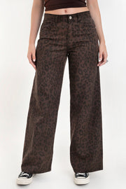 Pantalón de denim, estampado animal, fit wide leg, cintura alta con pretina y trabillas, bolsillos delanteros y traseros de parche. Cierre frontal con botón y cremallera oculta.