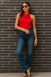 Pantalón de denim, fit recto, cintura alta con pretina y trabillas, detalle de rotos en bajo, bolsillos delanteros y traseros de parche. Cierre frontal con botón y cremallera oculta.