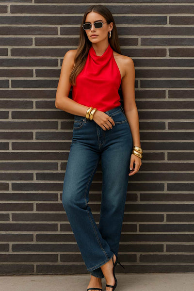 Pantalón de denim, fit recto, cintura alta con pretina y trabillas, detalle de rotos en bajo, bolsillos delanteros y traseros de parche. Cierre frontal con botón y cremallera oculta.