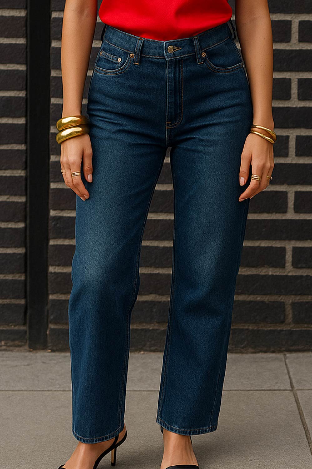 Pantalón de denim, fit recto, cintura alta con pretina y trabillas, detalle de rotos en bajo, bolsillos delanteros y traseros de parche. Cierre frontal con botón y cremallera oculta.