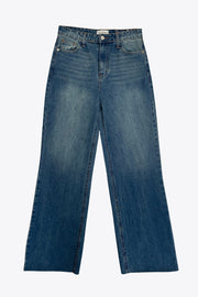 Pantalón de denim, fit recto, cintura alta con pretina y trabillas, detalle de rotos en bajo, bolsillos delanteros y traseros de parche. Cierre frontal con botón y cremallera oculta.