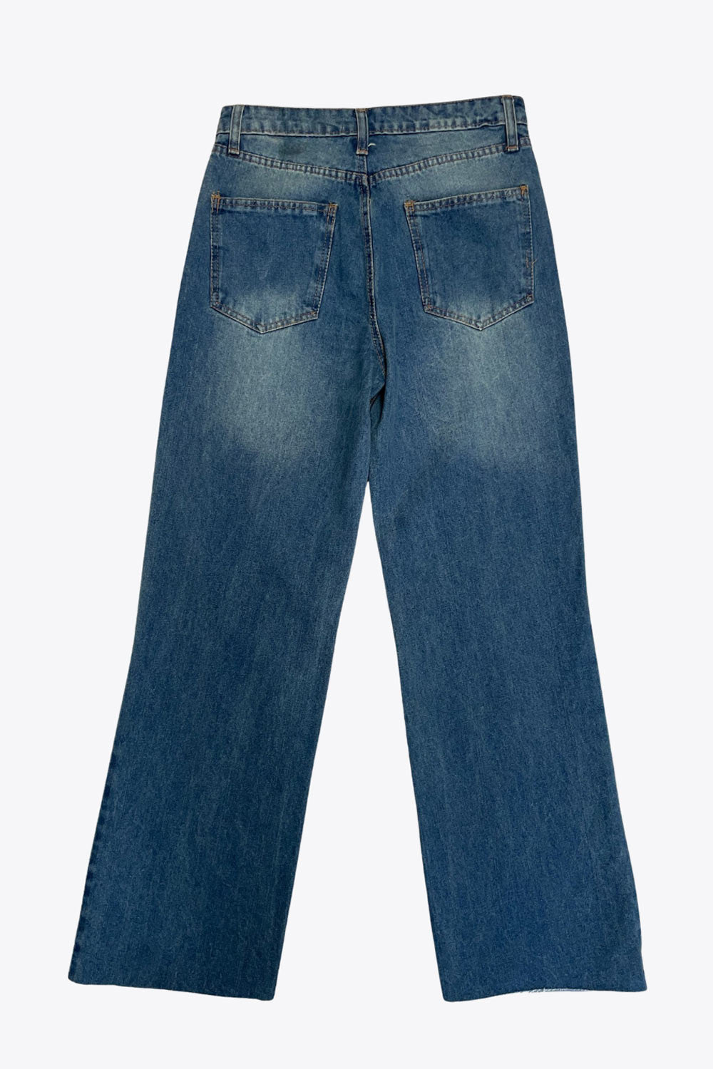 Pantalón de denim, fit recto, cintura alta con pretina y trabillas, detalle de rotos en bajo, bolsillos delanteros y traseros de parche. Cierre frontal con botón y cremallera oculta.