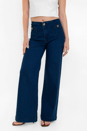 Pantalón de denim, fit cropped flare, cintura alta, bolsillos delanteros con botón y traseros de parche. Cierre frontal con botón en contraste y cremallera oculta.