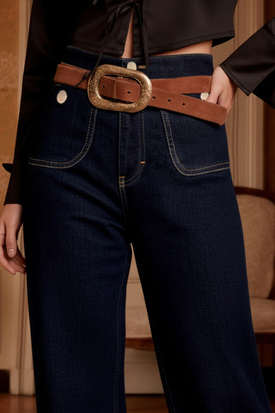 Pantalón de denim, fit cropped flare, cintura alta, bolsillos delanteros con botón y traseros de parche. Cierre frontal con botón en contraste y cremallera oculta.