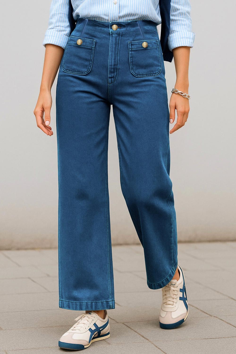 Pantalón de denim, fit cropped flare, cintura alta, bolsillos delanteros con botón y traseros de parche. Cierre frontal con botón en contraste y cremallera oculta.