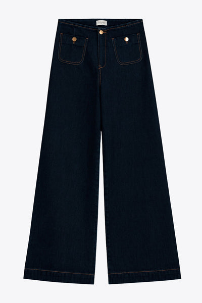 Pantalón de denim, fit cropped flare, cintura alta, bolsillos delanteros con botón y traseros de parche. Cierre frontal con botón en contraste y cremallera oculta.