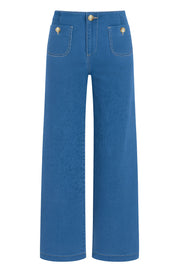 Pantalón de denim, fit cropped flare, cintura alta, bolsillos delanteros con botón y traseros de parche. Cierre frontal con botón en contraste y cremallera oculta.