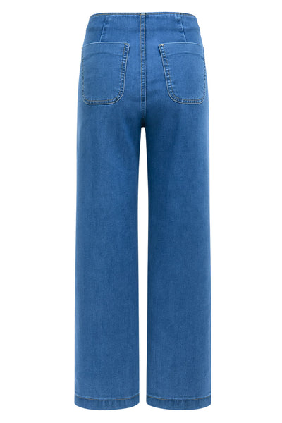 Pantalón de denim, fit cropped flare, cintura alta, bolsillos delanteros con botón y traseros de parche. Cierre frontal con botón en contraste y cremallera oculta.