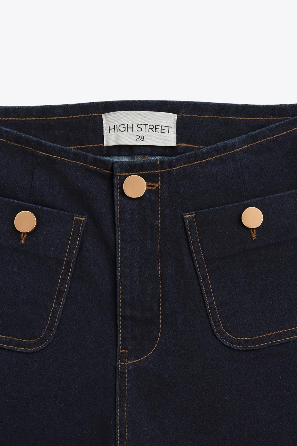 Pantalón de denim, fit cropped flare, cintura alta, bolsillos delanteros con botón y traseros de parche. Cierre frontal con botón en contraste y cremallera oculta.