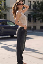 Pantalón de denim, fit baggy, cintura alta con pretina y trabillas, bolsillos delanteros y traseros de parche. Cierre con botón y cremallera oculta.