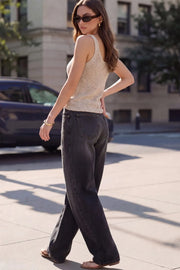 Pantalón de denim, fit baggy, cintura alta con pretina y trabillas, bolsillos delanteros y traseros de parche. Cierre con botón y cremallera oculta.