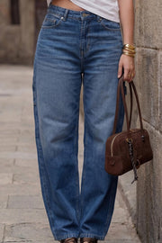 Pantalón de denim, fit baggy, cintura alta con pretina y trabillas, bolsillos delanteros y traseros de parche. Cierre con botón y cremallera oculta. Detalle de bolsillo carpenter y trabillas ajustables en pretina.