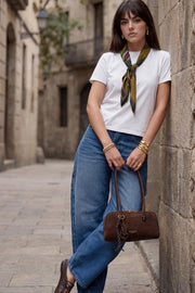 Pantalón de denim, fit baggy, cintura alta con pretina y trabillas, bolsillos delanteros y traseros de parche. Cierre con botón y cremallera oculta. Detalle de bolsillo carpenter y trabillas ajustables en pretina.
