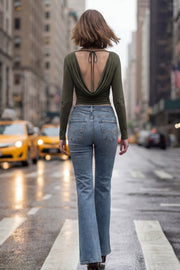 Pantalón de denim, fit flare, cintura alta con pretina y trabillas, bolsillos delanteros y traseros de parche. Cierre con botón y cremallera oculta.