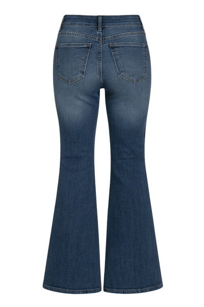 Pantalón ajustado de denim, fit flare, cintura alta con pretina y trabillas, bolsillos delanteros y traseros de parche, detalle de costura frontal decorativa en contraste, cierre frontal con cremallera y botón en contraste.