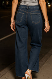Pantalón de denim, fit flare, cintura alta con pretina, trabillas, bolsillos delanteros y traseros de parche. Cierre frontal con botón y cremallera oculta. Detalle de rotos en bajo.