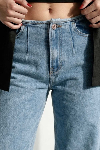 Pantalón de denim, fit recto, cintura alta, pinzas frontales, bolsillos delanteros y traseros de parche. Cierre con botón y cremallera oculta.