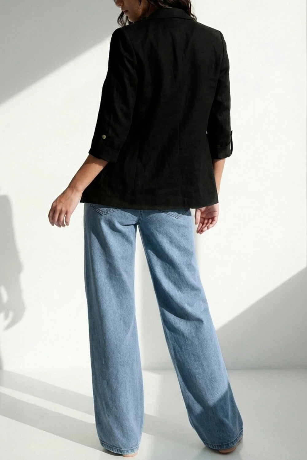 Pantalón de denim, fit recto, cintura alta, pinzas frontales, bolsillos delanteros y traseros de parche. Cierre con botón y cremallera oculta.