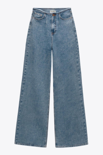 Pantalón de denim, fit recto, cintura alta, pinzas frontales, bolsillos delanteros y traseros de parche. Cierre con botón y cremallera oculta.