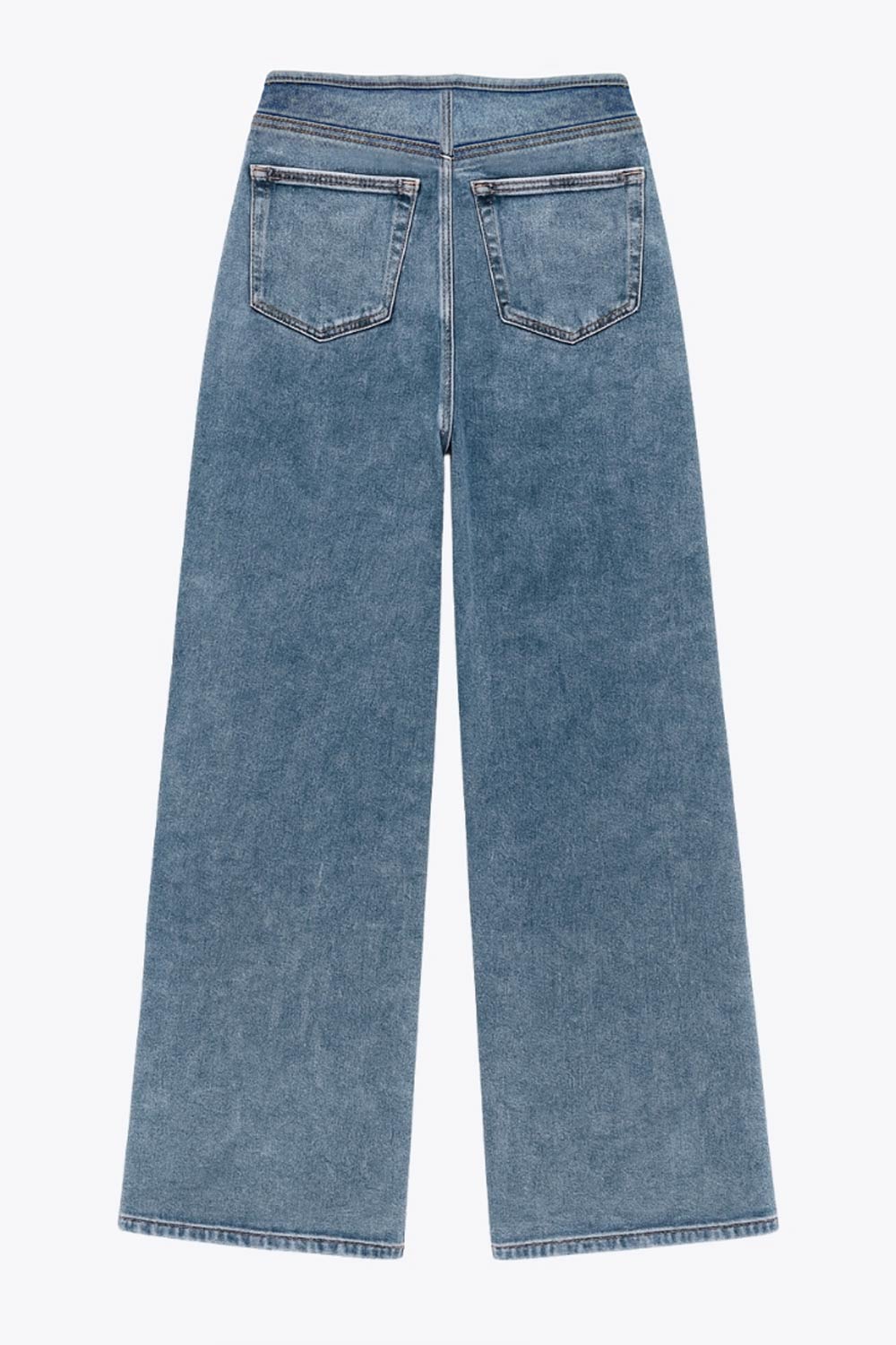 Pantalón de denim, fit recto, cintura alta, pinzas frontales, bolsillos delanteros y traseros de parche. Cierre con botón y cremallera oculta.