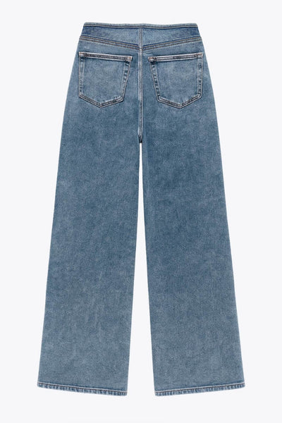 Pantalón de denim, fit recto, cintura alta, pinzas frontales, bolsillos delanteros y traseros de parche. Cierre con botón y cremallera oculta.