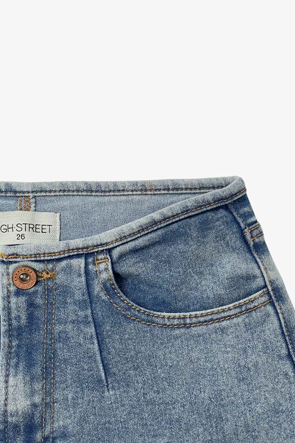 Pantalón de denim, fit recto, cintura alta, pinzas frontales, bolsillos delanteros y traseros de parche. Cierre con botón y cremallera oculta.