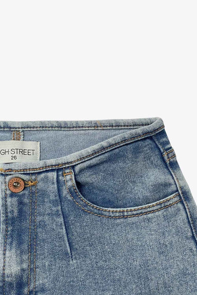 Pantalón de denim, fit recto, cintura alta, pinzas frontales, bolsillos delanteros y traseros de parche. Cierre con botón y cremallera oculta.