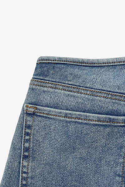 Pantalón de denim, fit recto, cintura alta, pinzas frontales, bolsillos delanteros y traseros de parche. Cierre con botón y cremallera oculta.