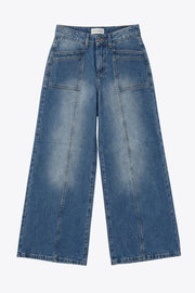 Pantalón de denim, fit wide leg, tiro medio con pretina y trabillas, bolsillos delanteros y traseros de parche. Cierre con botón y cremallera oculta. Detalle de costuras decorativas frontales.