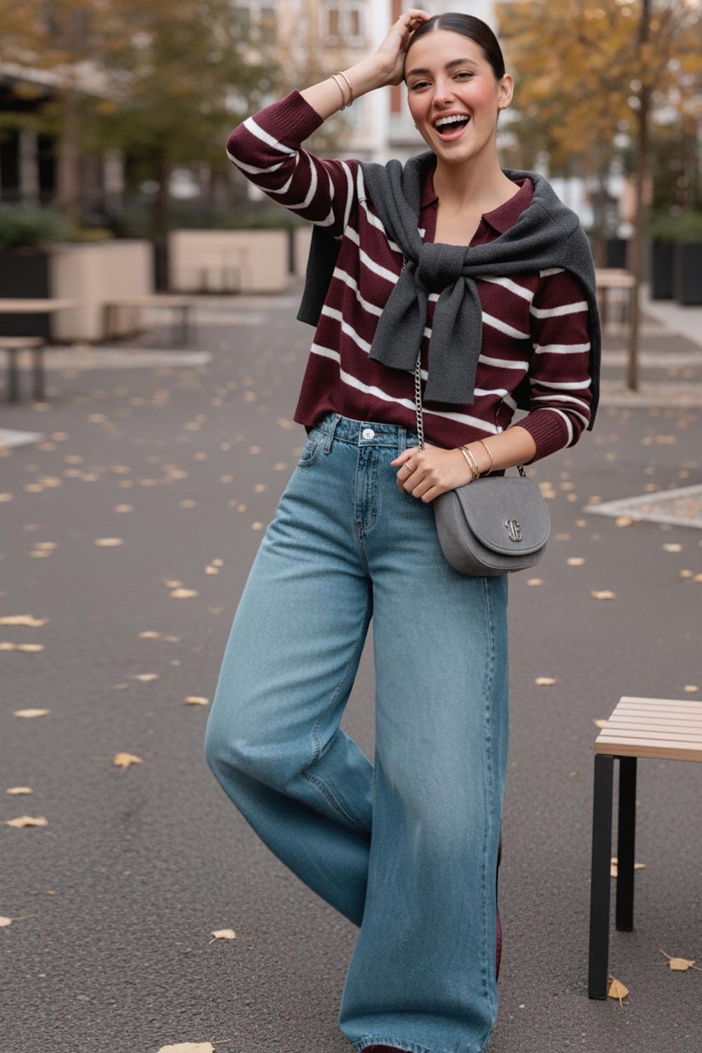 Pantalón de denim, fit wide leg con cintura baja, pretina y trabilla, bolsillos delanteros y traseros de parche. Cierre frontal con botón en contraste y cremallera oculta.