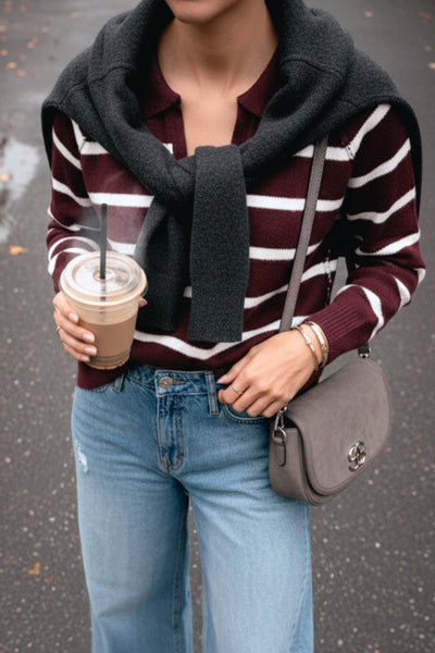 Pantalón de denim, fit wide leg con cintura baja, pretina y trabilla, bolsillos delanteros y traseros de parche. Cierre frontal con botón en contraste y cremallera oculta.