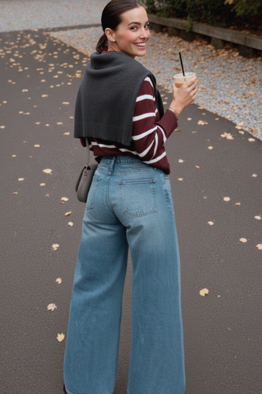 Pantalón de denim, fit wide leg con cintura baja, pretina y trabilla, bolsillos delanteros y traseros de parche. Cierre frontal con botón en contraste y cremallera oculta.