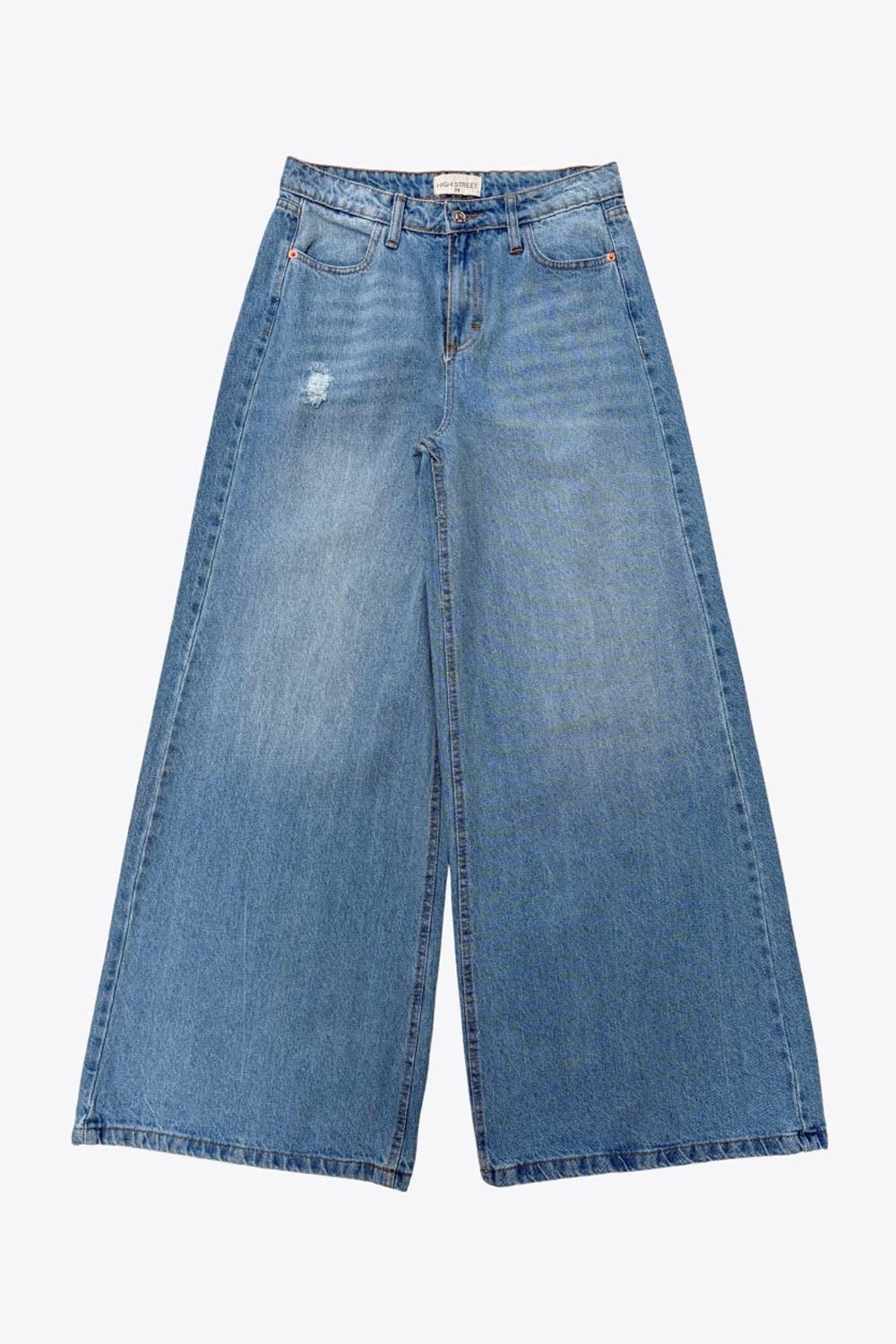 Pantalón de denim, fit wide leg con cintura baja, pretina y trabilla, bolsillos delanteros y traseros de parche. Cierre frontal con botón en contraste y cremallera oculta.