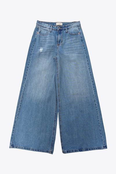 Pantalón de denim, fit wide leg con cintura baja, pretina y trabilla, bolsillos delanteros y traseros de parche. Cierre frontal con botón en contraste y cremallera oculta.