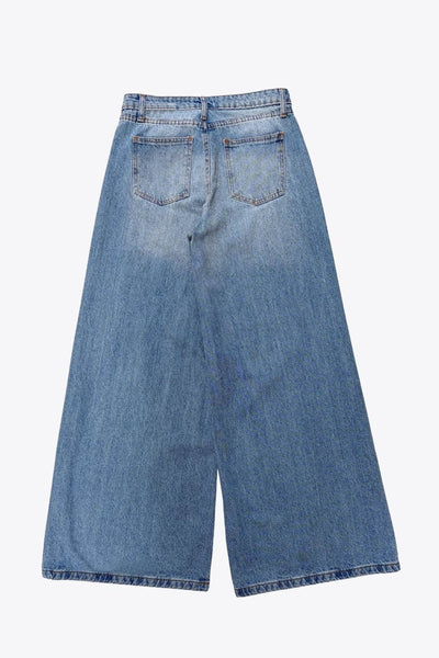 Pantalón de denim, fit wide leg con cintura baja, pretina y trabilla, bolsillos delanteros y traseros de parche. Cierre frontal con botón en contraste y cremallera oculta.