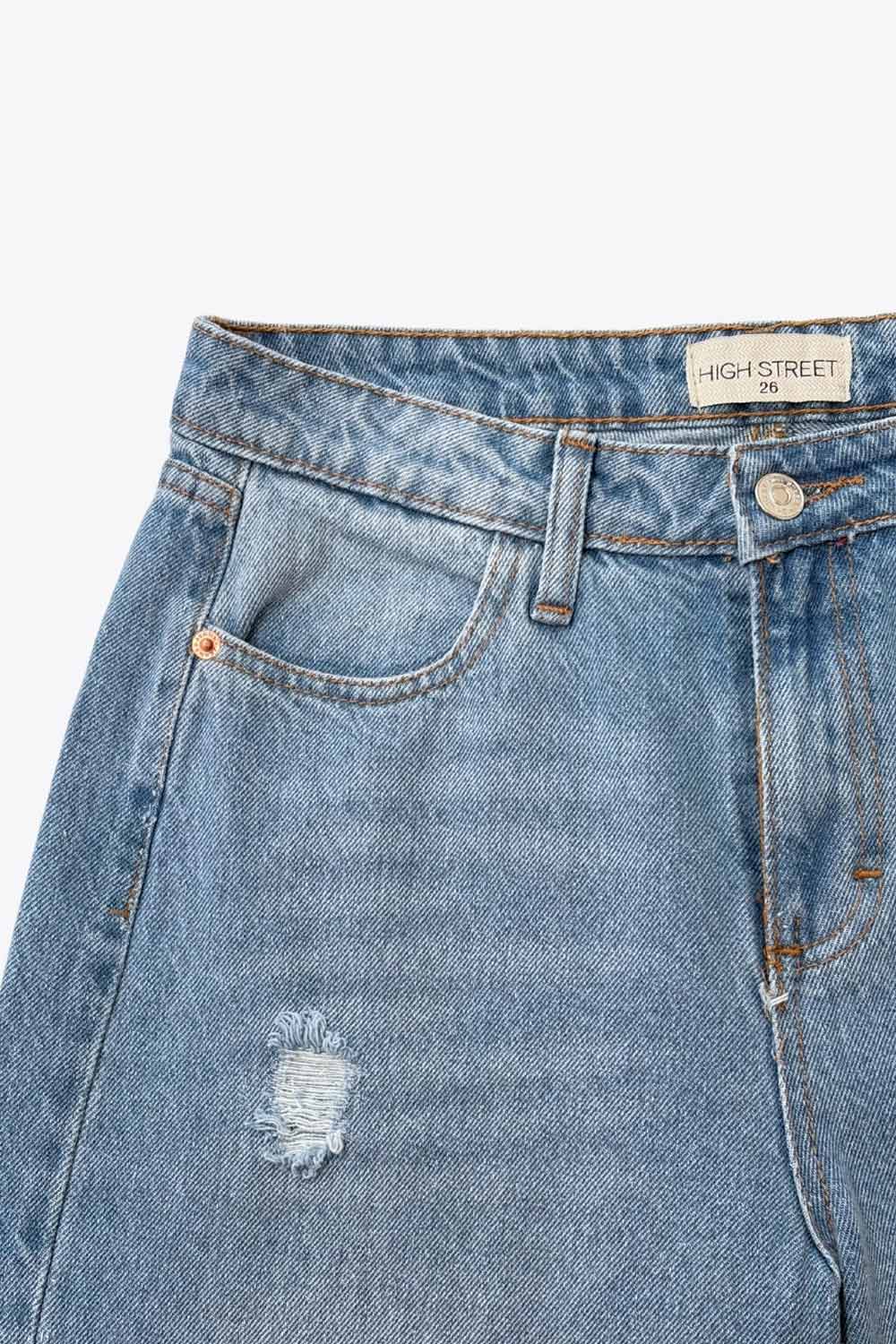 Pantalón de denim, fit wide leg con cintura baja, pretina y trabilla, bolsillos delanteros y traseros de parche. Cierre frontal con botón en contraste y cremallera oculta.