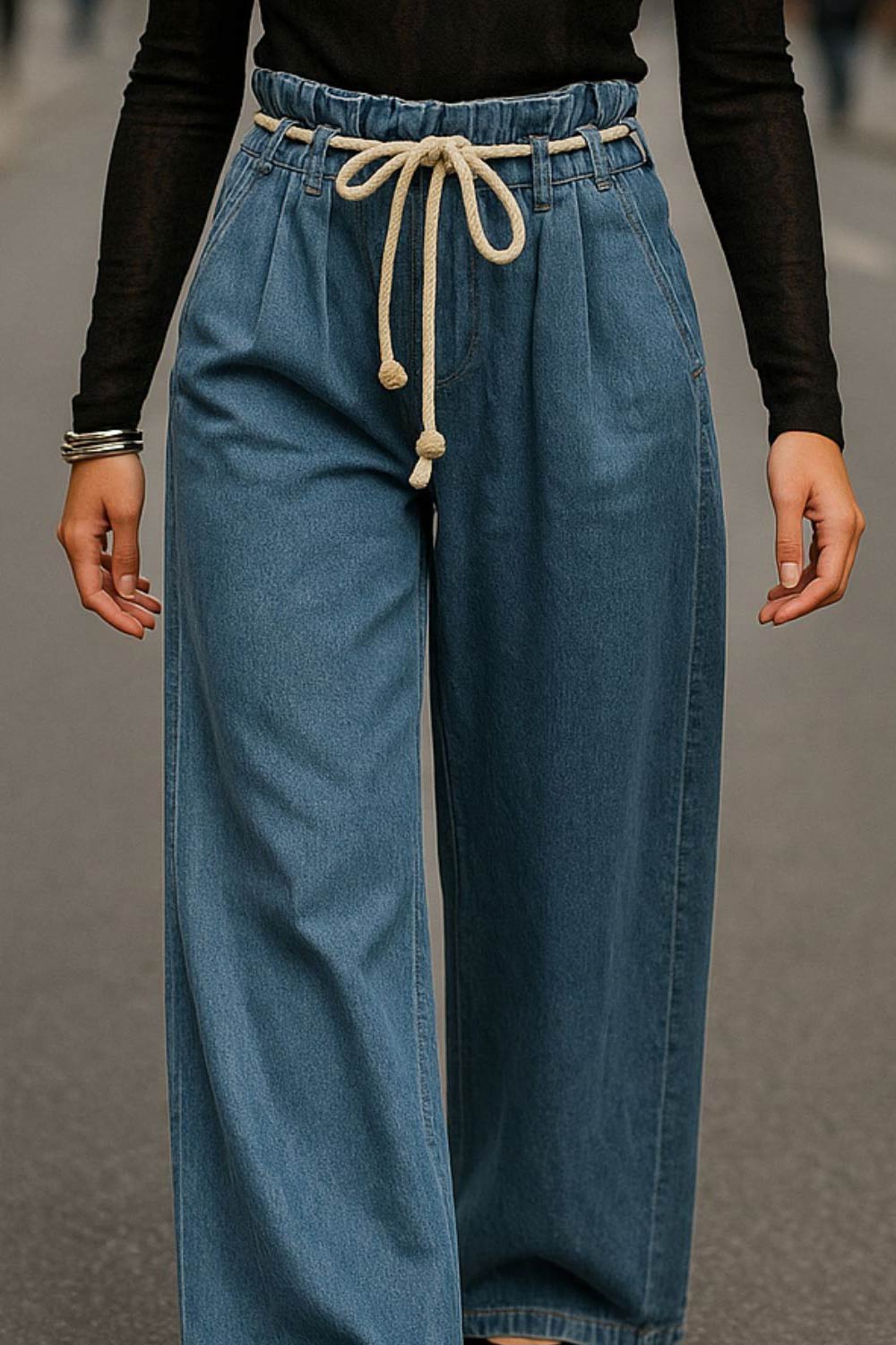 Pantalón de denim, fit wide leg, cintura alta con pretina elástica y trabillas, pinzas frontales, jareta frontal en contraste, bolsillos delanteros y traseros de parche. Cierre frontal con cremallera oculta.