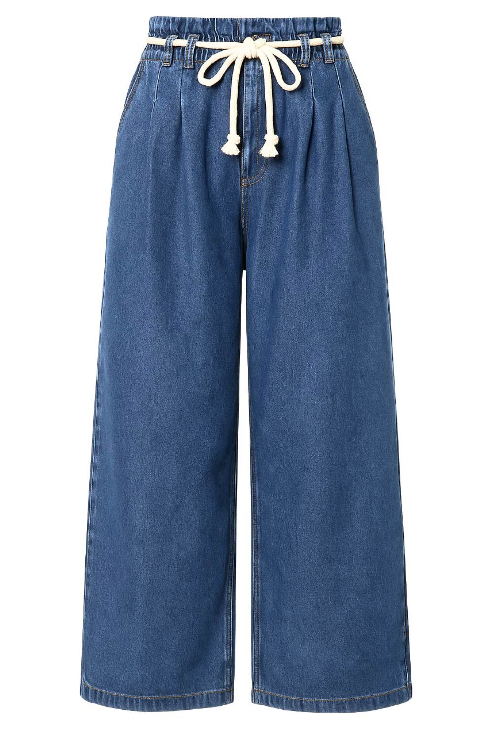 Pantalón de denim, fit wide leg, cintura alta con pretina elástica y trabillas, pinzas frontales, jareta frontal en contraste, bolsillos delanteros y traseros de parche. Cierre frontal con cremallera oculta.