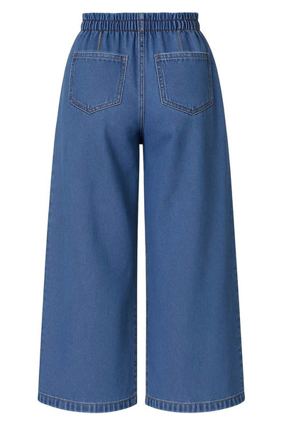 Pantalón de denim, fit wide leg, cintura alta con pretina elástica y trabillas, pinzas frontales, jareta frontal en contraste, bolsillos delanteros y traseros de parche. Cierre frontal con cremallera oculta.