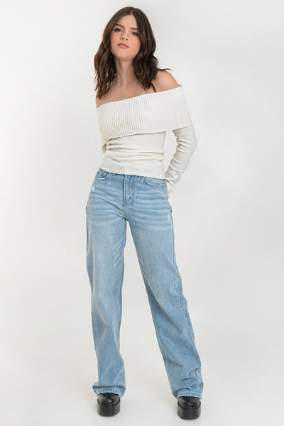 Pantalón de denim, fit wide leg, tiro alto con pretina y trabillas, bolsillos delanteros y traseros de parche. Cierre con botón y cremallera oculta.