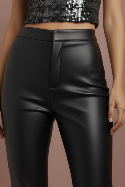 Pantalón de efecto piel, cintura alta con pretina, fit flare, cierre frontal con broche y cremallera ocultos.