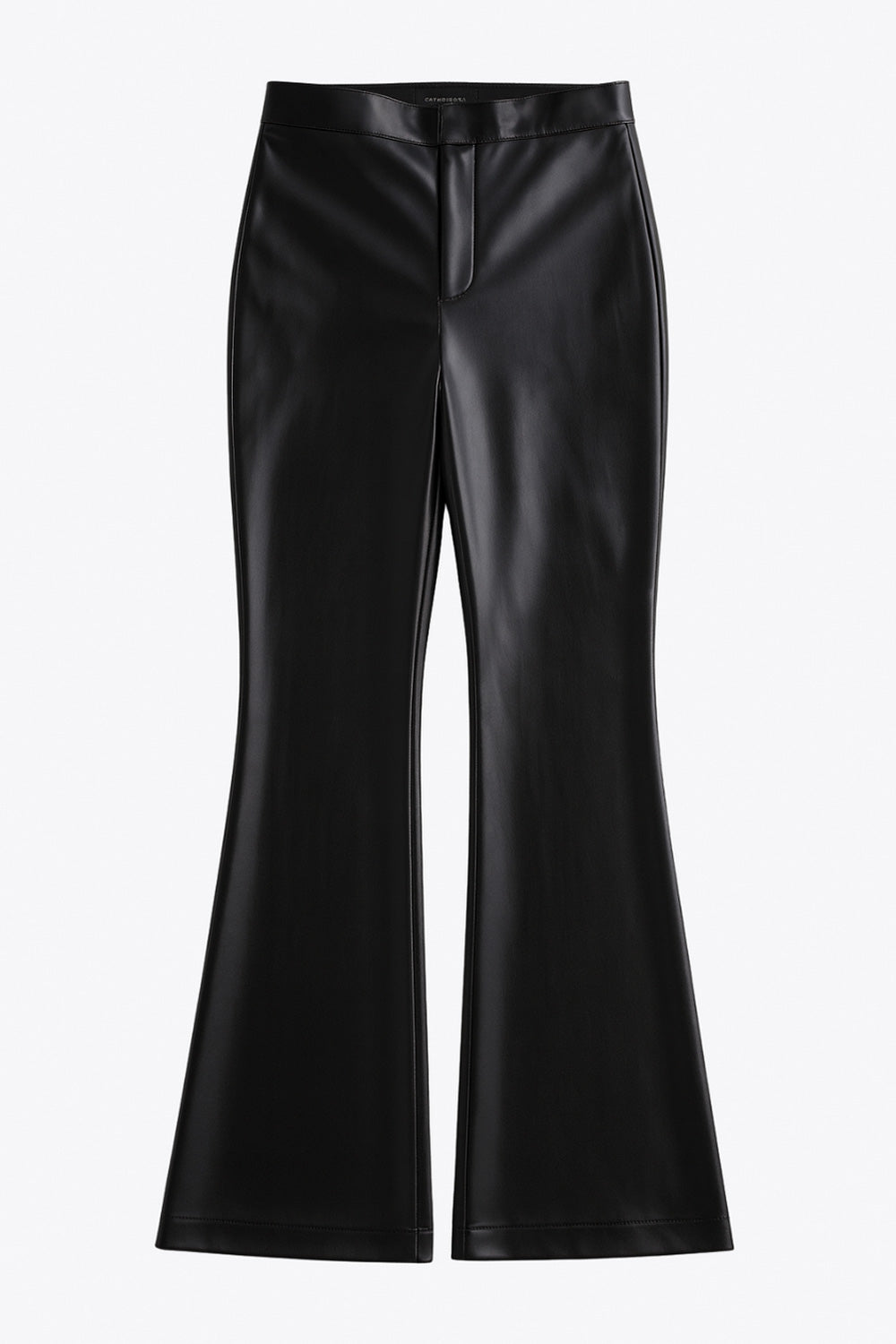 Pantalón de efecto piel, cintura alta con pretina, fit flare, cierre frontal con broche y cremallera ocultos.