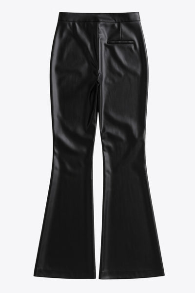 Pantalón de efecto piel, cintura alta con pretina, fit flare, cierre frontal con broche y cremallera ocultos.
