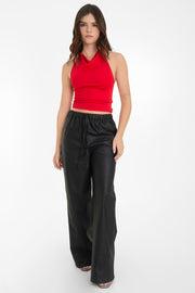 Pantalón de efecto piel, fit recto, bolsillos delanteros, cintura alta con pretina elástica y jareta frontal ajustable.