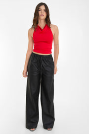 Pantalón de efecto piel, fit recto, bolsillos delanteros, cintura alta con pretina elástica y jareta frontal ajustable.