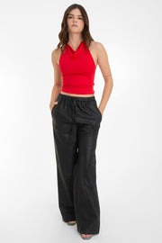Pantalón de efecto piel, fit recto, bolsillos delanteros, cintura alta con pretina elástica y jareta frontal ajustable.