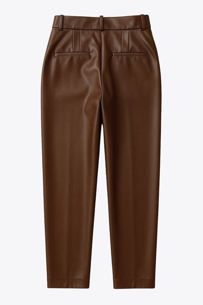 Pantalón de efecto piel, fit recto, cintura alta con pretina y trabillas, pinzas frontales, bolsillos delanteos y vivos decorativos posteriores.