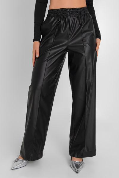 Pantalón de efecto piel, fit recto, cintura alta con pretina elástica, bolsillos delanteros y costura decorativa con raya frontal.
